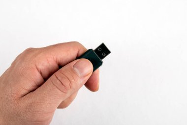 Beyaz arkaplanda kopyalama alanı olan erkek eliyle Usb belleği