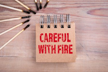 Ateşe dikkat et. Yangın güvenliği, doğa, konut ve insan davranışı kavramı