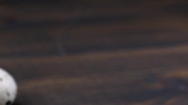 Ahşap arka planda bıldırcın yumurtası. Yiyecek, sağlıklı ürün.