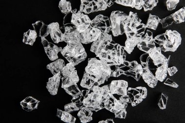 Kırık cam parçaları. Kaza, Tehlike, Sigorta ve Başarı Konsepti