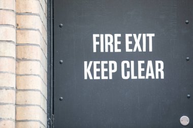 Yangın çıkışı temiz. Yangın kapıları, güvenlik, kurallar ve yönetmelikler