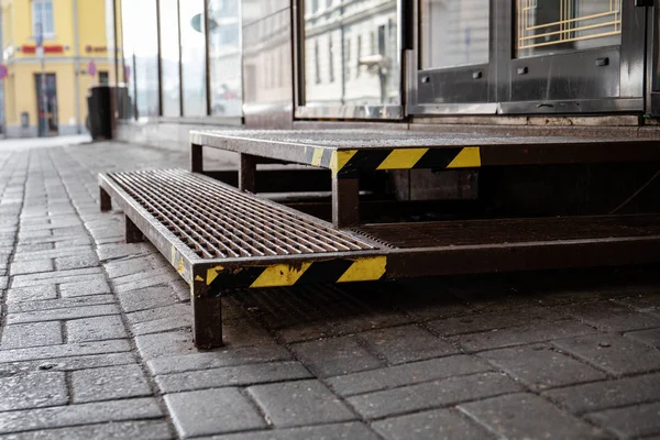 Cinta de advertencia en escaleras de metal al aire libre por acera — Foto de Stock