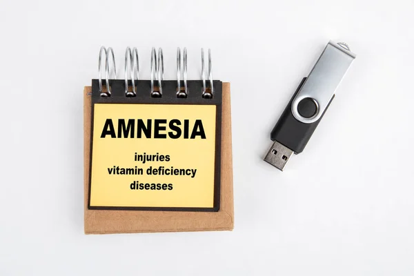 Amnesia. Lesiones, deficiencia de vitaminas y enfermedades. Cuaderno y memoria USB — Foto de Stock