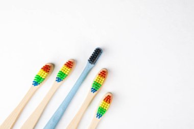 Liderlik, farklılık ve kişilik konsepti. Diş fırçaları, beyaz arkaplandaki boşluğu kopyala