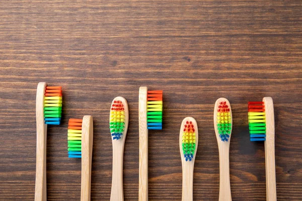Бамбуковые зубные щетки, пространство для копирования на деревянном фоне — стоковое фото