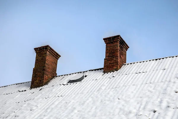 Fumo bianco esce da un camino case, giorno d'inverno — Foto Stock