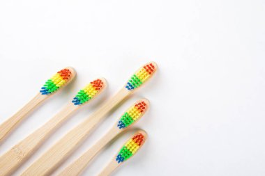 Liderlik, farklılık ve kişilik konsepti. Bambu diş fırçaları, beyaz arkaplanda kopyalama alanı