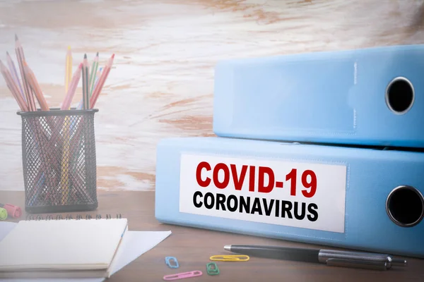Koronawirus Covid-19. Koncepcja epidemii, paniki, ostrzegania i kwarantanny — Zdjęcie stockowe