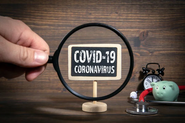 Koronawirus Covid-19. Koncepcja epidemii, paniki, opieki zdrowotnej i kryzysu gospodarczego — Zdjęcie stockowe