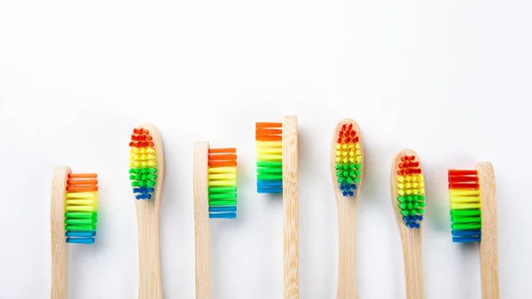 Escovas de dentes de bambu com espaço de cópia em um fundo branco — Fotografia de Stock