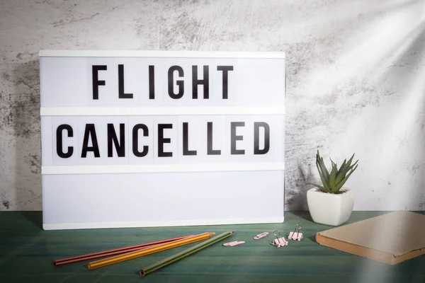 Flight Cancelled. Travel plans, disaster, crisis, quarantine and COVID-19 concept — Stock Photo, Image