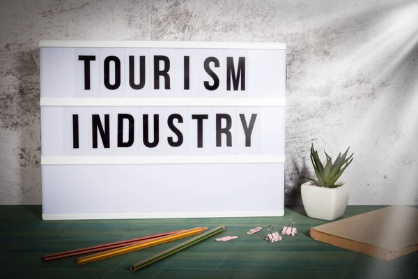 Industria del turismo. Concetto di crisi, fallimento, sviluppo e crescita — Foto Stock