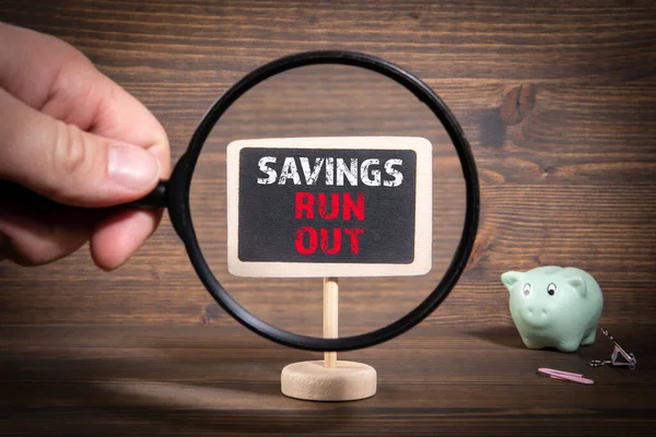 Los ahorros se agotan. Concepto de beneficios, crisis, gastos e impuestos —  Fotos de Stock
