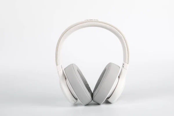 Kulaklıklar bluetooth JBL Canlı 500BT, beyaz arka planda yeni kulaklıklar — Stok fotoğraf