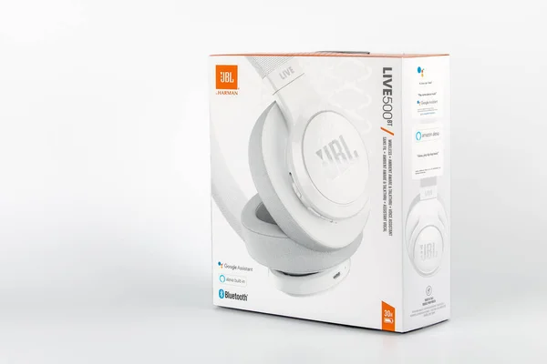 Bluetooth JBL Live 500BT, нова коробка з навушниками на білому фоні — стокове фото