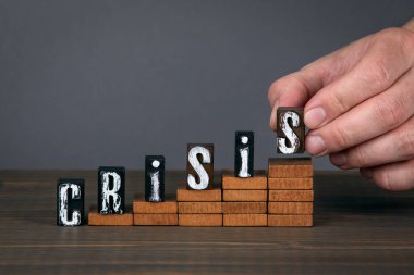 Kriz konsepti. Adımlarda tahta alfabe harfleri