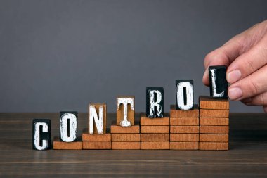 Kontrollü ol. Basamaklarda alfabe harfleri. Gri arkaplan