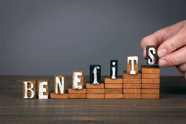 BENEFITS kavramı. Adımlarda tahta alfabe harfleri — Stok fotoğraf