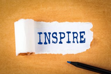 İlham verici bir kavram. Yırtık kağıdın altında mesaj. Mavi kalem