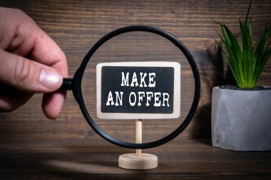 Bir öneri konsepti yap. Üzerinde yazı olan küçük tebeşir tahtası