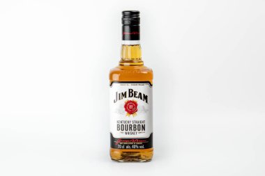 Beyaz arka planda bir şişe Jim Beam Bourbon.