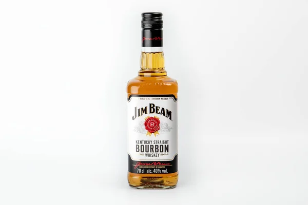 Beyaz arka planda bir şişe Jim Beam Bourbon. — Stok fotoğraf