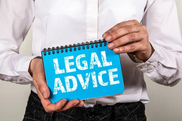 Концепція LEGAL ADVICE. Жінка тримає блакитний блокнот — стокове фото