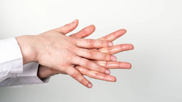 Mulher limpeza mãos com desinfetante álcool antibacteriano — Fotografia de Stock