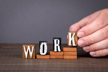 Çalışma konsepti. Adımlarda tahta alfabe harfleri