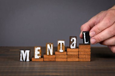 MENTAL sağlık kavramı. Adımlarda tahta alfabe harfleri