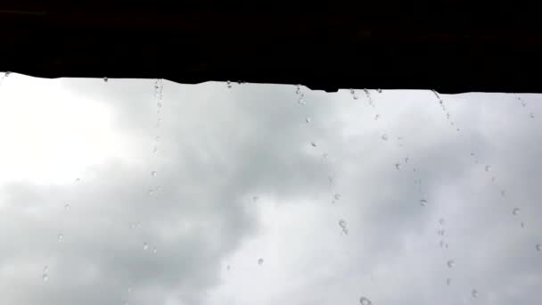 Gros plan sur la pluie tombant du toit — Video