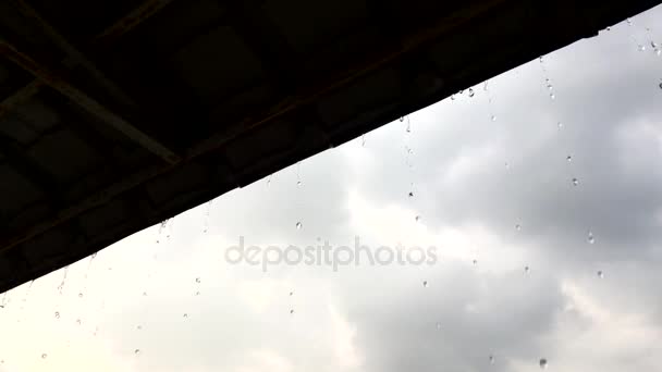 雨が屋根から落ちてのクローズ アップ — ストック動画