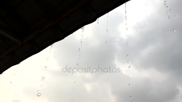 Primer plano de la lluvia cayendo del techo — Vídeo de stock