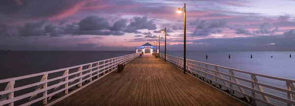 Schöner Sonnenaufgang auf der Seebrücke — Stockfoto