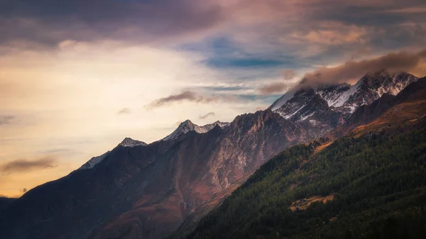 Горы с вершинами, окутанными облаками — стоковое фото