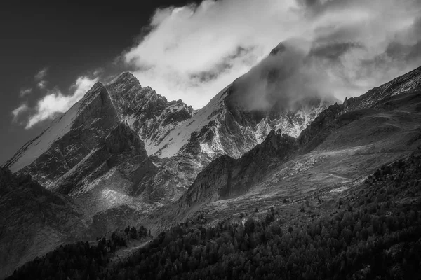 Mountainside with peaks shrouded in clouds — Stock Photo, Image