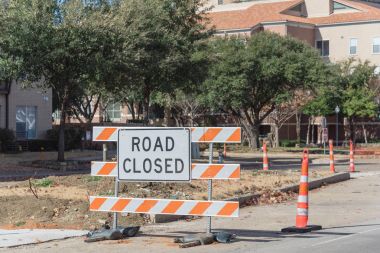 Kapalı yol işaret Downtown Irving, Teksas, ABD