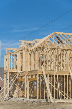 Yakın çekim inşa iki katlı sopa ev yapım aşamasında Irving