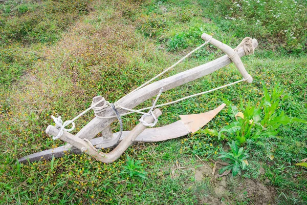 Arado rústico en el campo de arroz en barbecho en Vietnam del Norte rural —  Fotos de Stock