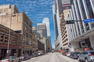 Stone Place, Dallas şehir merkezinde yüksek binalarla kesişiyor.