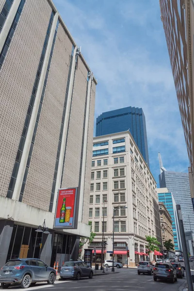 Mirando hacia arriba la vista del horizonte del centro de Dallas contra el cielo azul —  Fotos de Stock