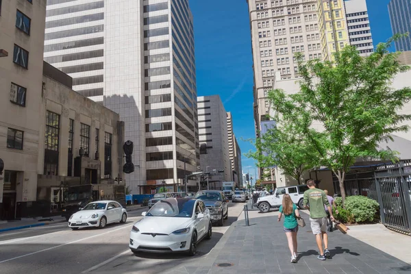 Tourisme et résident marchant le long de la rue propre dans le centre-ville de Dallas, Texas — Photo