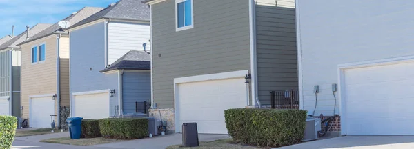 Callejón trasero panorámico de la línea residencial del vecindario de casas coloridas de la puerta del garaje de dos coches cerca de Dallas — Foto de Stock