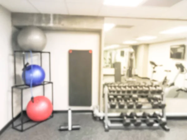 Homályos háttér színes orvosi labda és súlyzó a modern fitness center az USA-ban — Stock Fotó