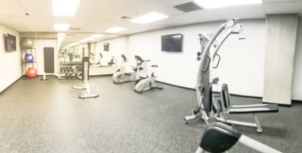 Esteira de fundo embaçada panorâmica, elíptica e equipamentos de treino no centro de fitness nos EUA — Fotografia de Stock