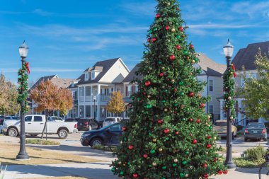 Kar tanesi ve renkli cam süslemeli Xmas ağacı Coppell, Teksas 'ta gündüz vakti topları süslüyor