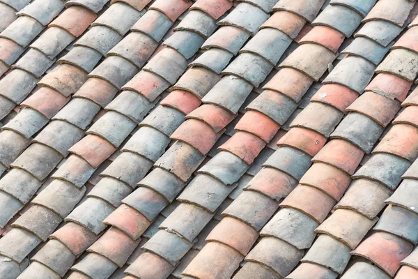 Colorato tetto piastrellato argilla curvo da antica casa nel Vietnam del Nord — Foto Stock