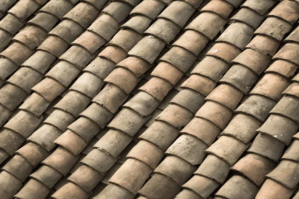 Imagen filtrada colorido techo de baldosas de arcilla curvada de la antigua casa en Vietnam del Norte —  Fotos de Stock