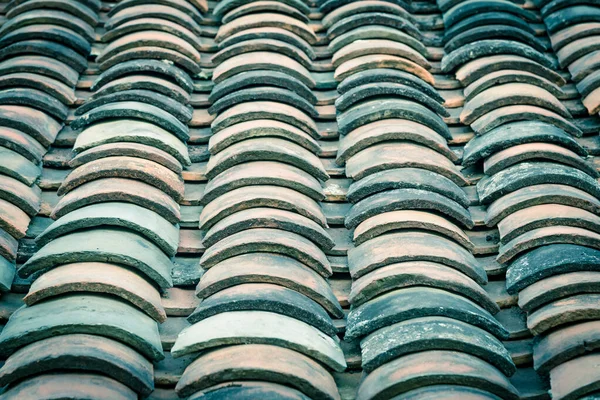 Szűrt kép színes hajlított agyag csempézett tető ősi ház az észak-vietnami — Stock Fotó