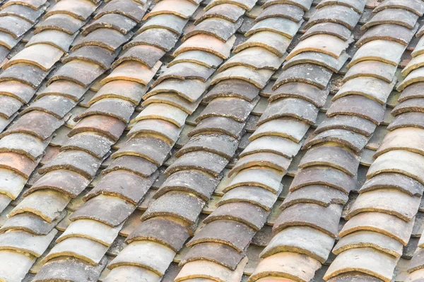Colorido techo de baldosas de arcilla curvada de la antigua casa en Vietnam del Norte — Foto de Stock